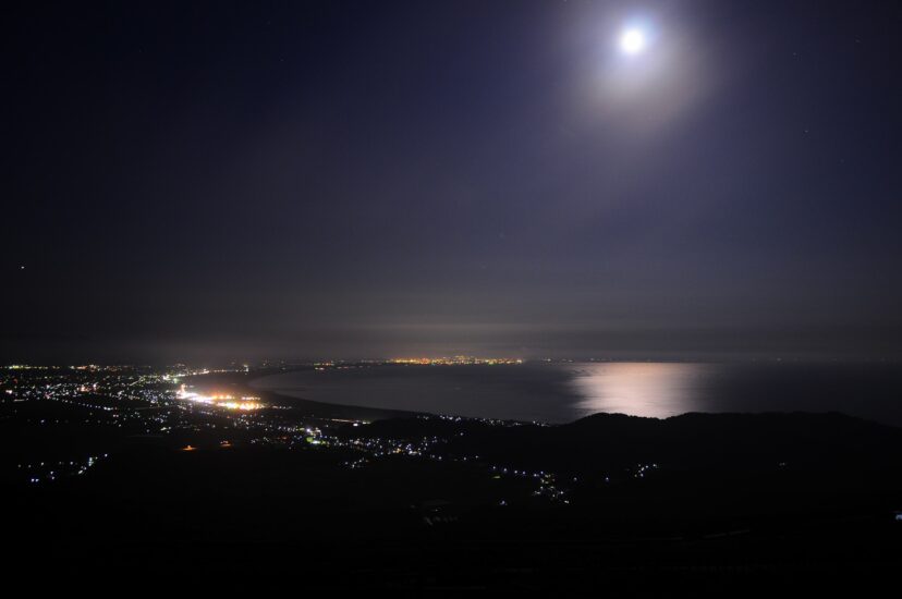 １０月までの第２・４土曜☆海沿いに浮かび上がる夜景といただく「寒風山ディナー」