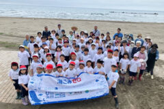 美里小学校、地域の皆さんやボランティアなどの皆さんで🌊宮沢海水浴場のごみ拾い❗